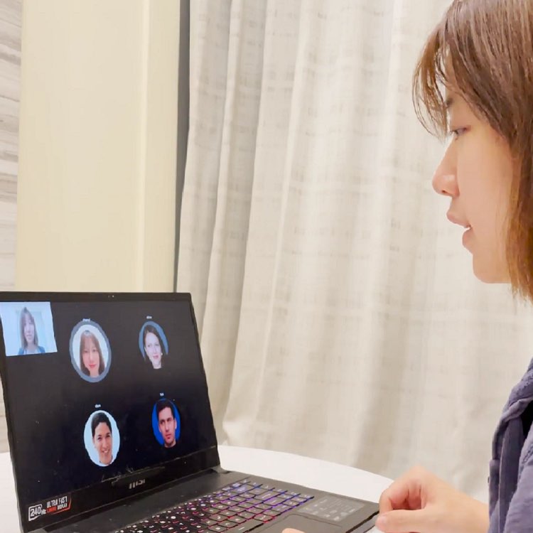 GazeChat: Enhancing Virtual Conferences with Gaze-aware 3D Photos